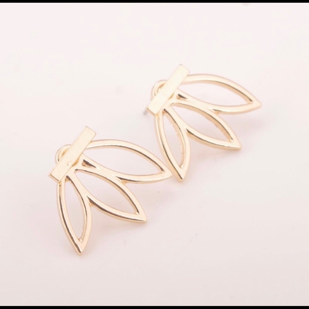 🍍Lotus bar stud earring